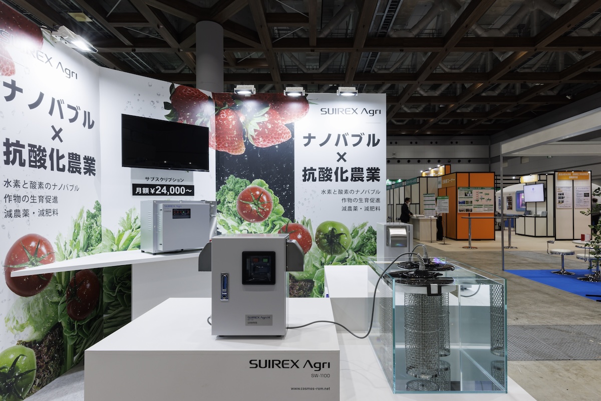 展示台の側面に製品名をカッティングシートで記載