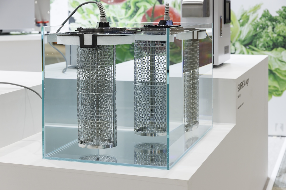 水素水が泡状に発生する様子をデモンストレーションする水槽