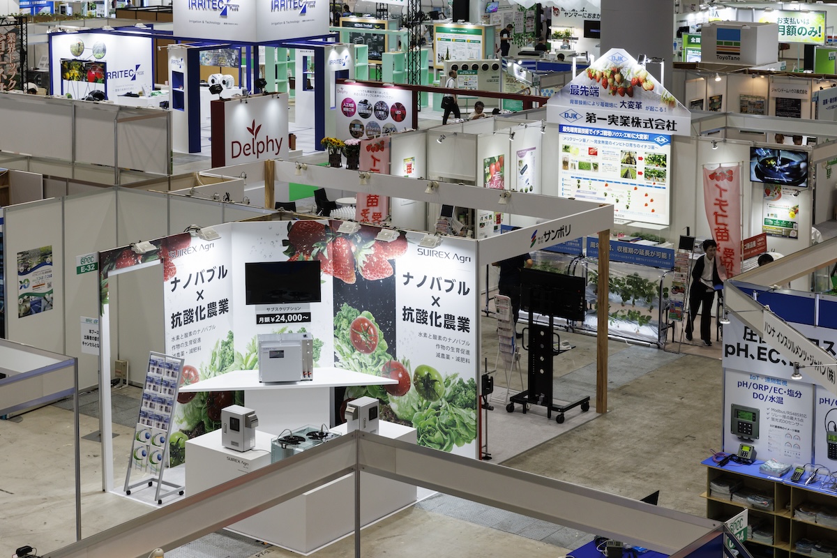 壁面は角を斜めにしてモニターを設置。エスカレーターからもよく見える小間位置