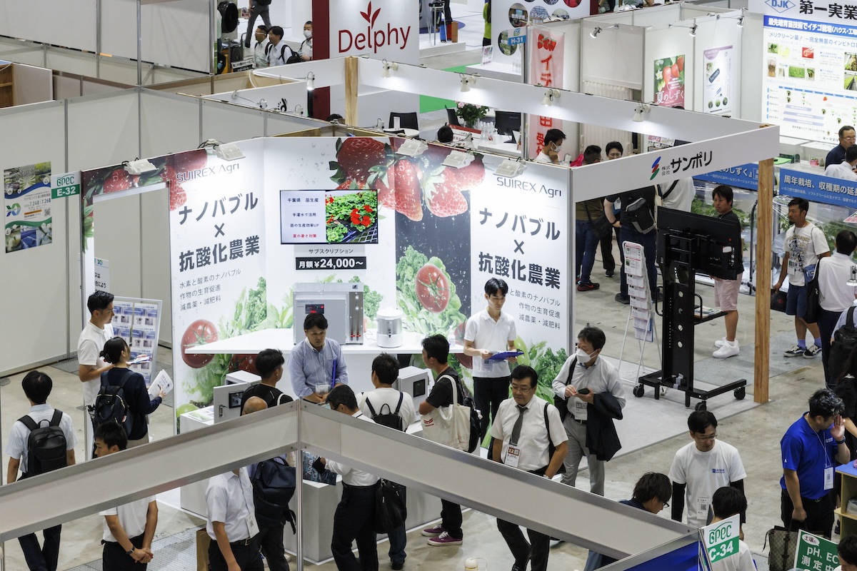 スタッフ3人が来場者に対応。盛況なブース