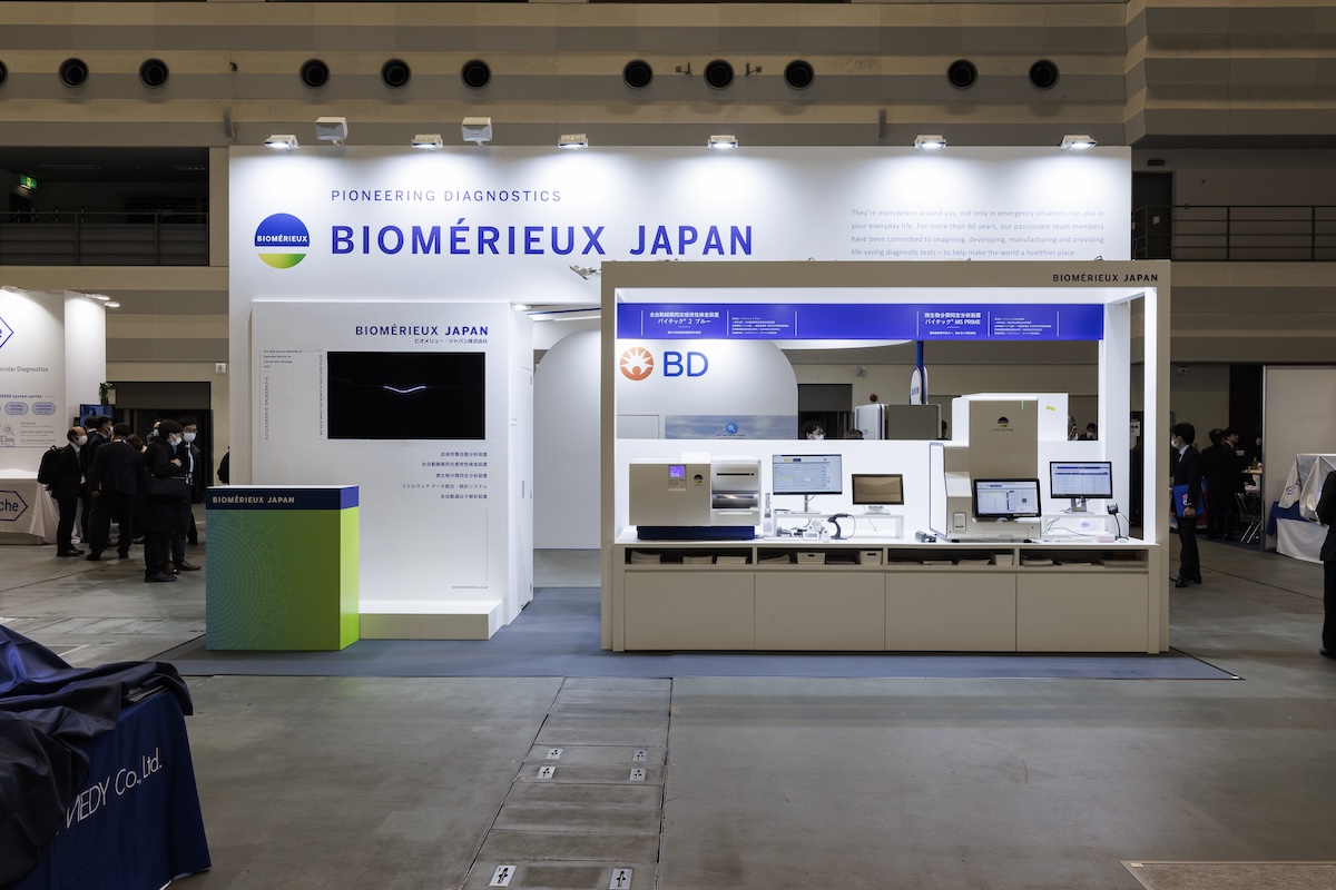 ビオメリュー・ジャパン株式会社の存在感を重視した学会ブース。
