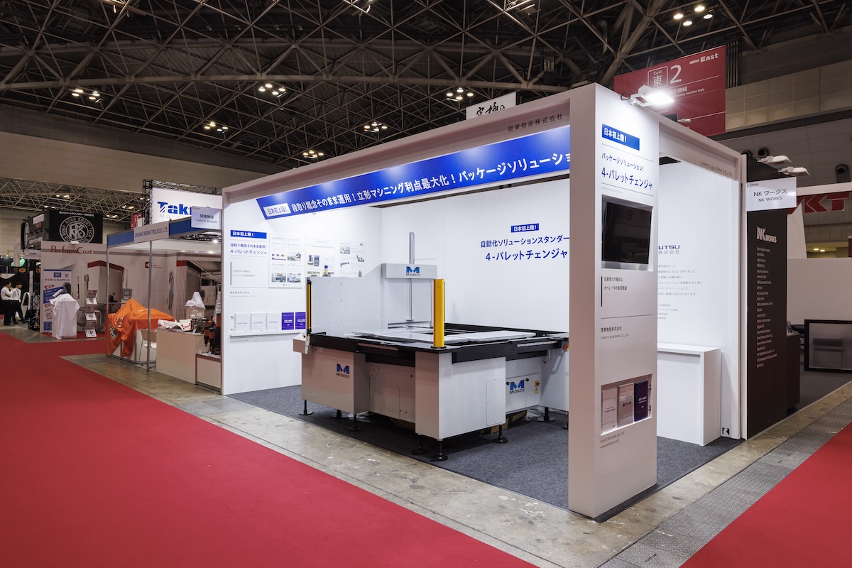 視線を引き込む斜め看板でシンプルに