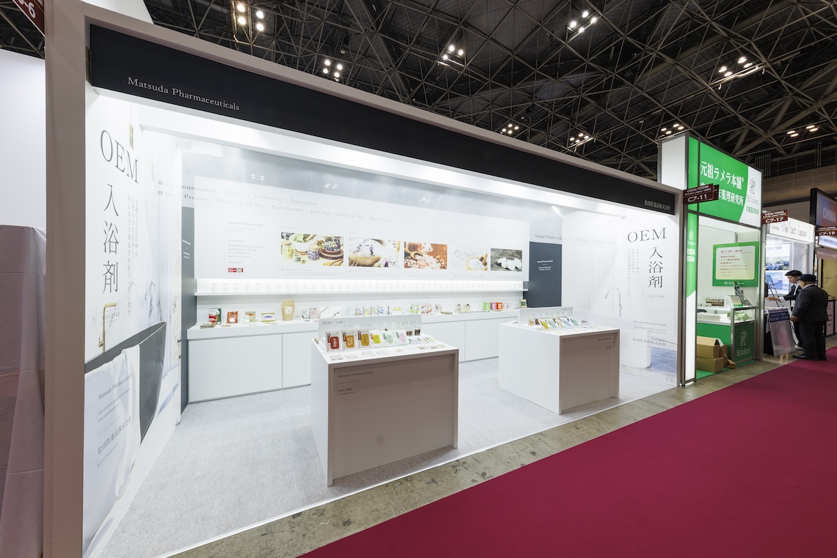 OEMと入浴剤の文字を大きく左右の壁面に表示