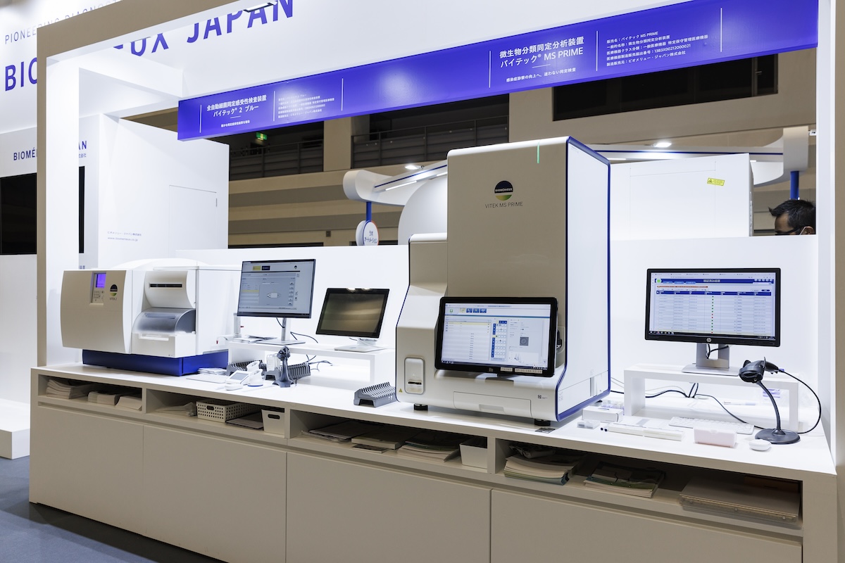 展示台の目隠し部分に機器用の配線