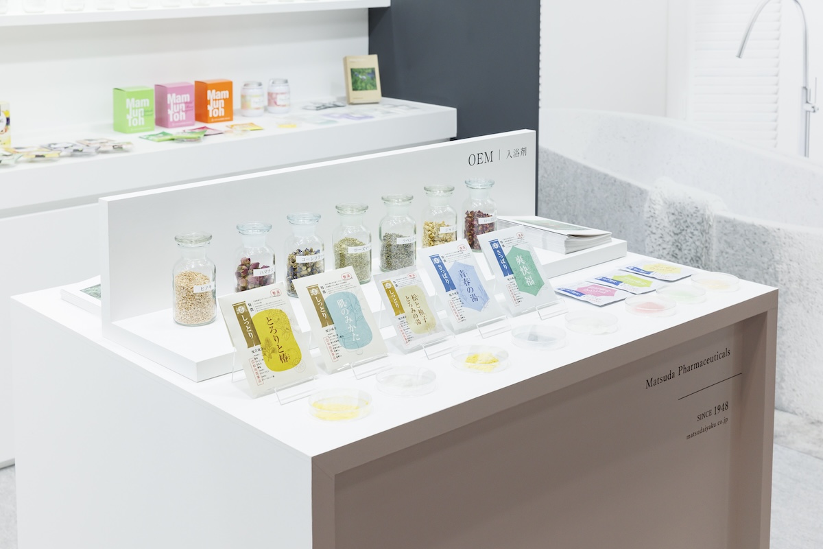 商品の色・素材感が見やすくなる「L字型DISPLAY STAND」を使用