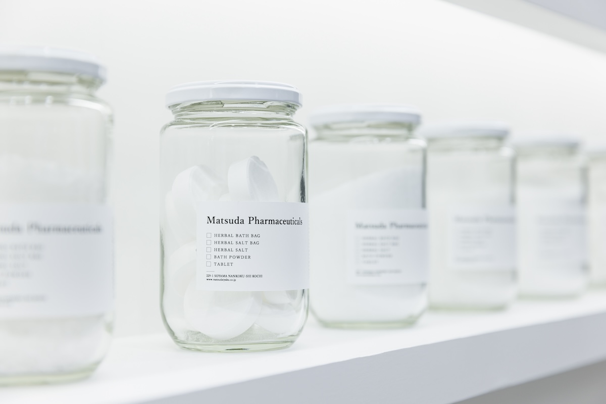 間接照明を仕込んだ棚にはガラス瓶を並べて演出