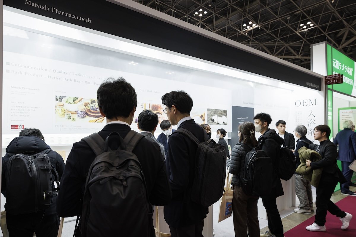 明るく目立つブースに自然に来場者が集まる