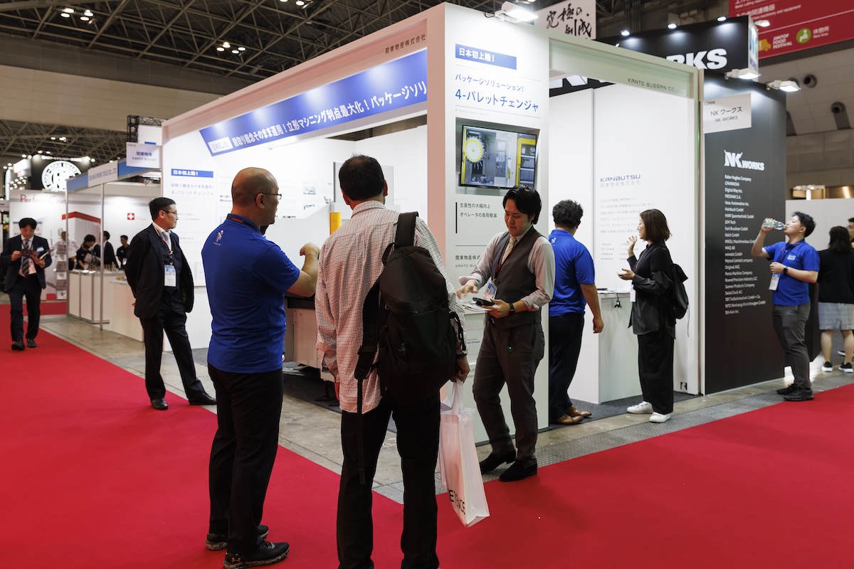 青いポロシャツ姿のスタッフたち