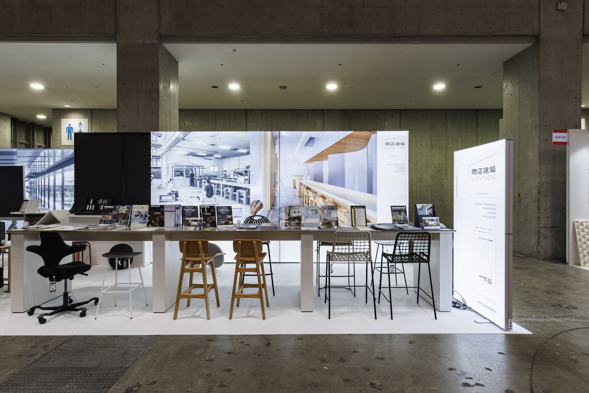 ブースの柱を活用してストックヤードを設置