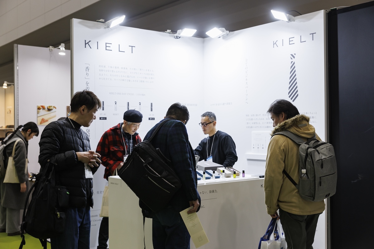 手持ちパネルを設置したパネルBARの前がスタッフの立ち位置