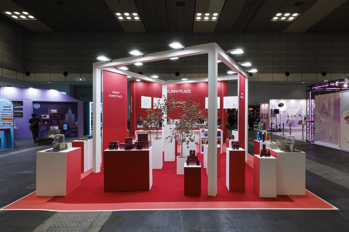 赤と白で構成してザクロの種から生まれた新商品を紹介