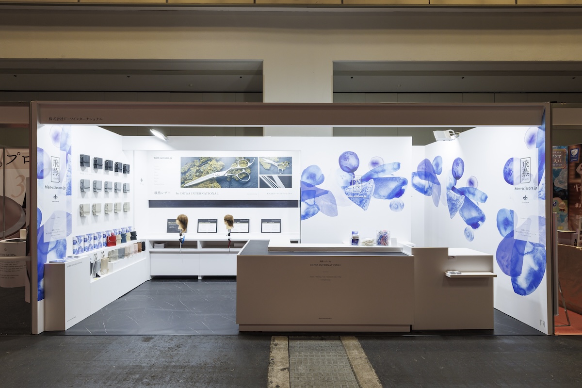 理美容師向けのハサミ（シザー）を企画・製造する株式会社ドーワインターナショナルのブース