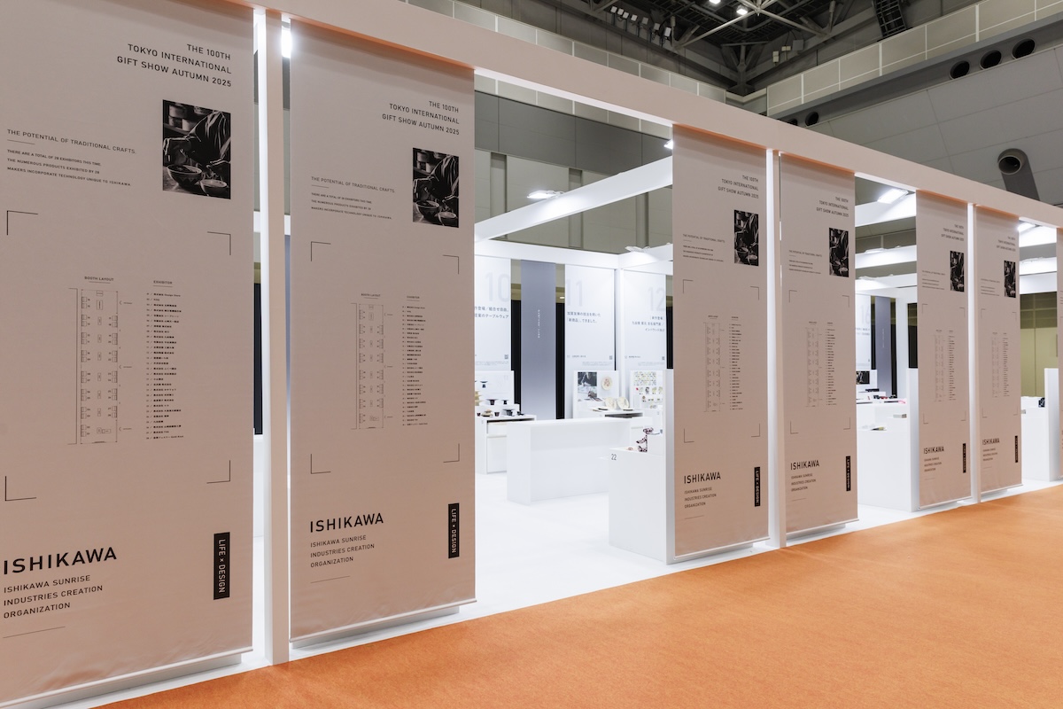 タペストリーの通路側はブース内の案内。裏面は28の出展各社の情報をプリント