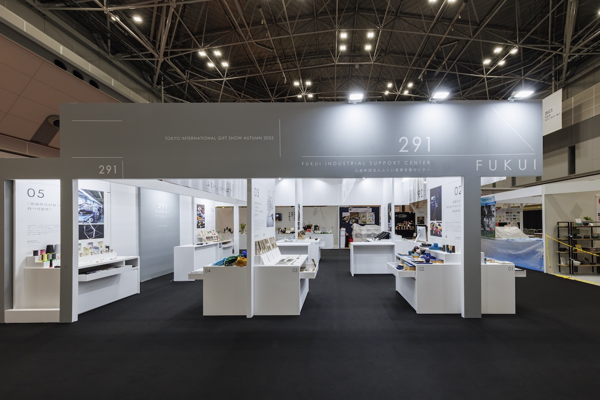 看板は高く3.6m、床は通路と同色に