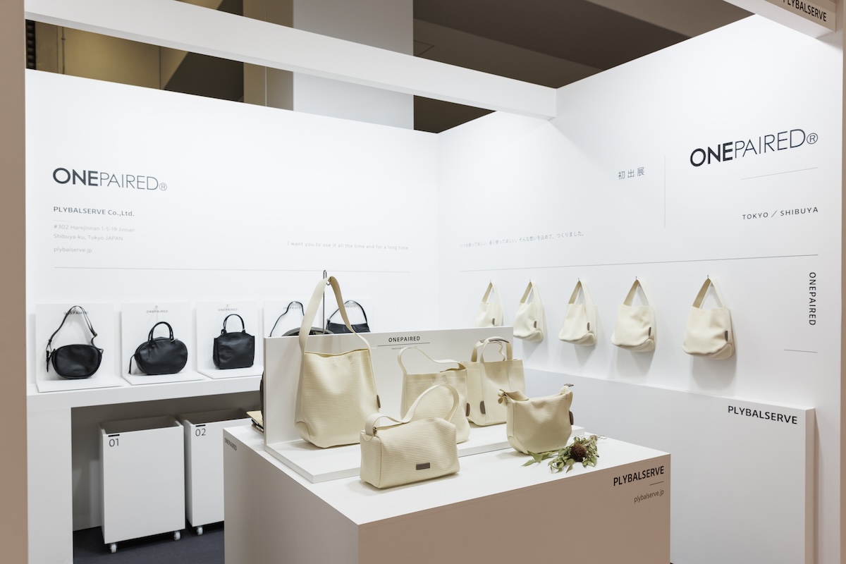 白と黒のバッグでインパクトを演出