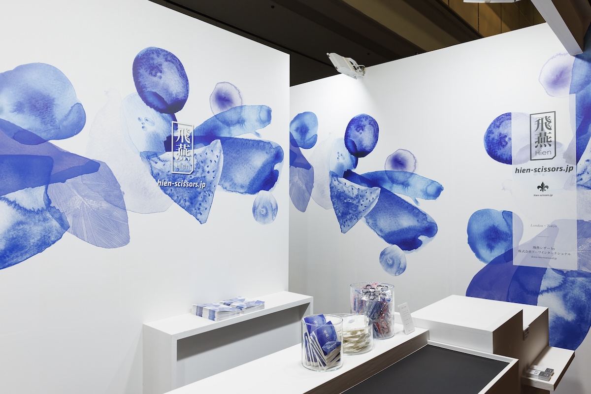 メイン展示台は雛壇状に。レジにはバッグ置きも