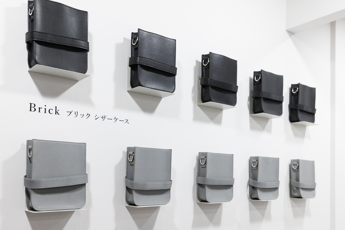 シザーケースは色を揃えることで整然と展示