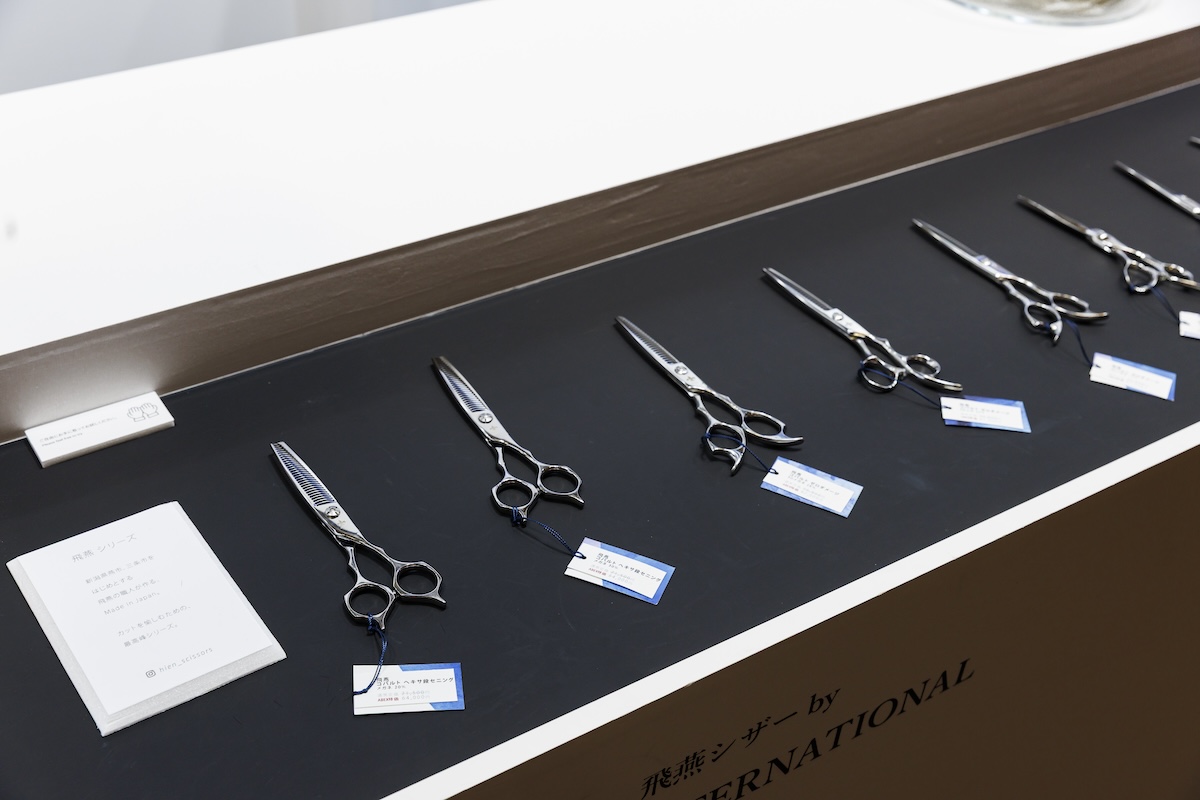 シザーにタグを付けて、触って切れ味を試してもらう展示