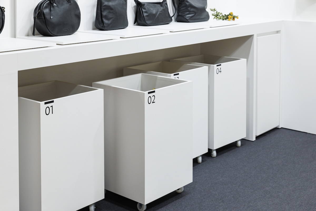 黒のレザーバッグも1点ずつ丁寧に展示