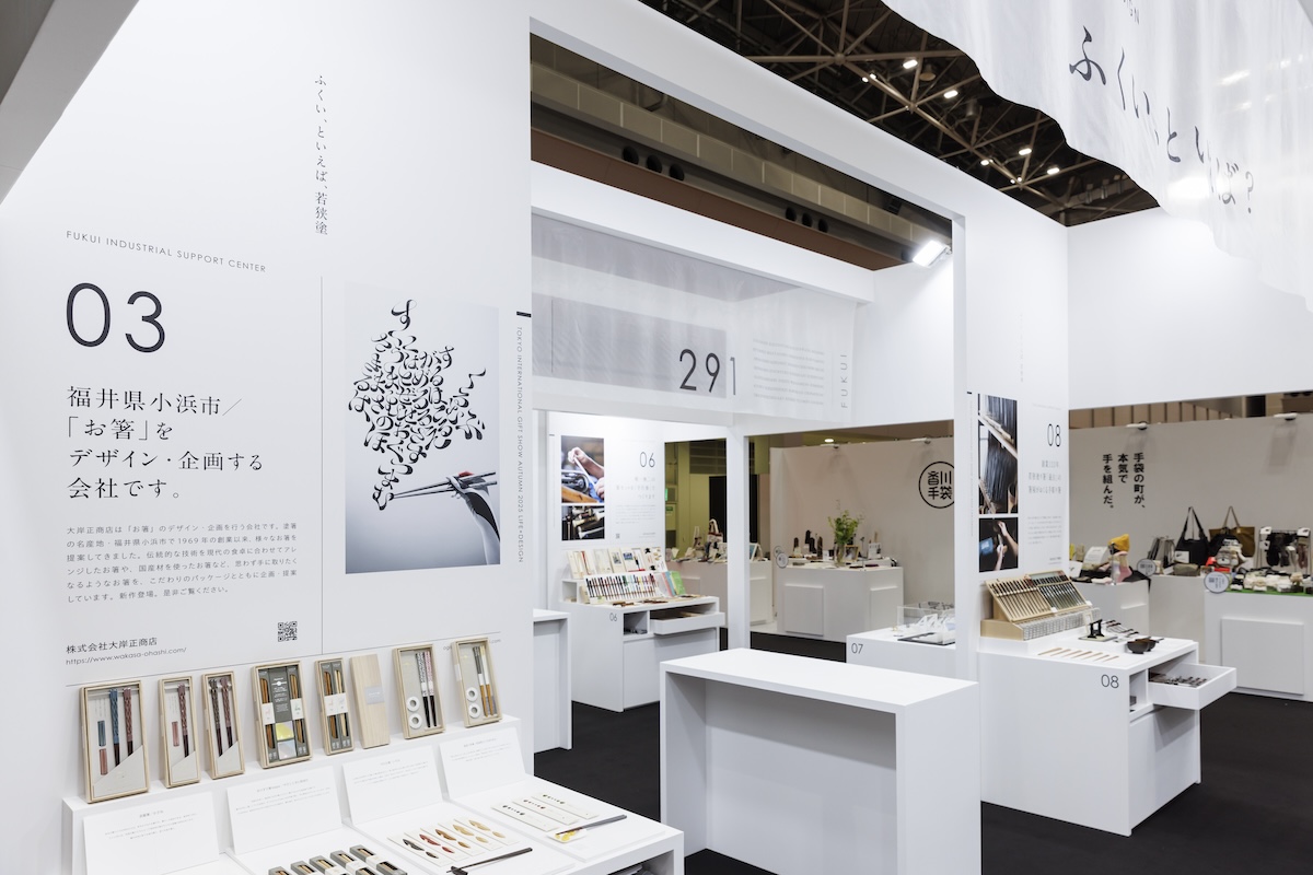 各社の展示品に合わせて雛壇、白板を準備