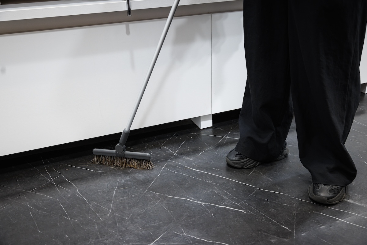 体験コーナーは切った髪をサッと片付けられる展示台の造りに