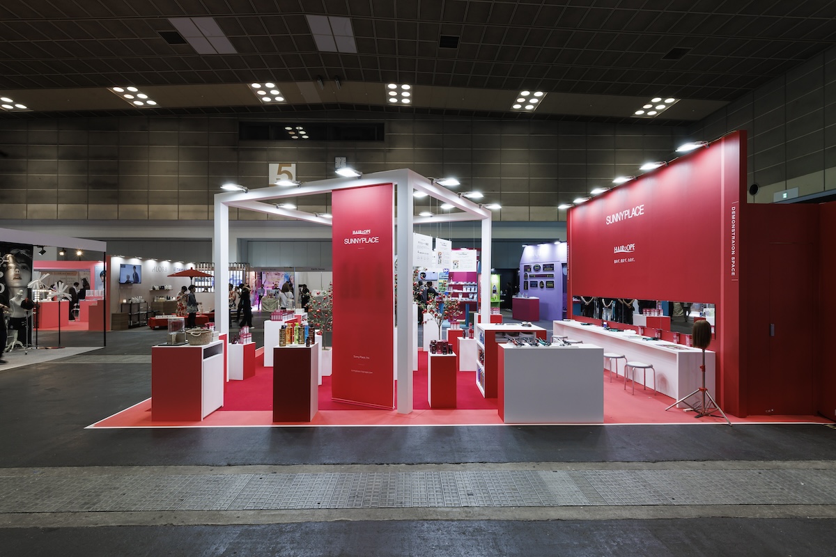 高さのあるフレームで立体感を出し、1面だけ壁を作成