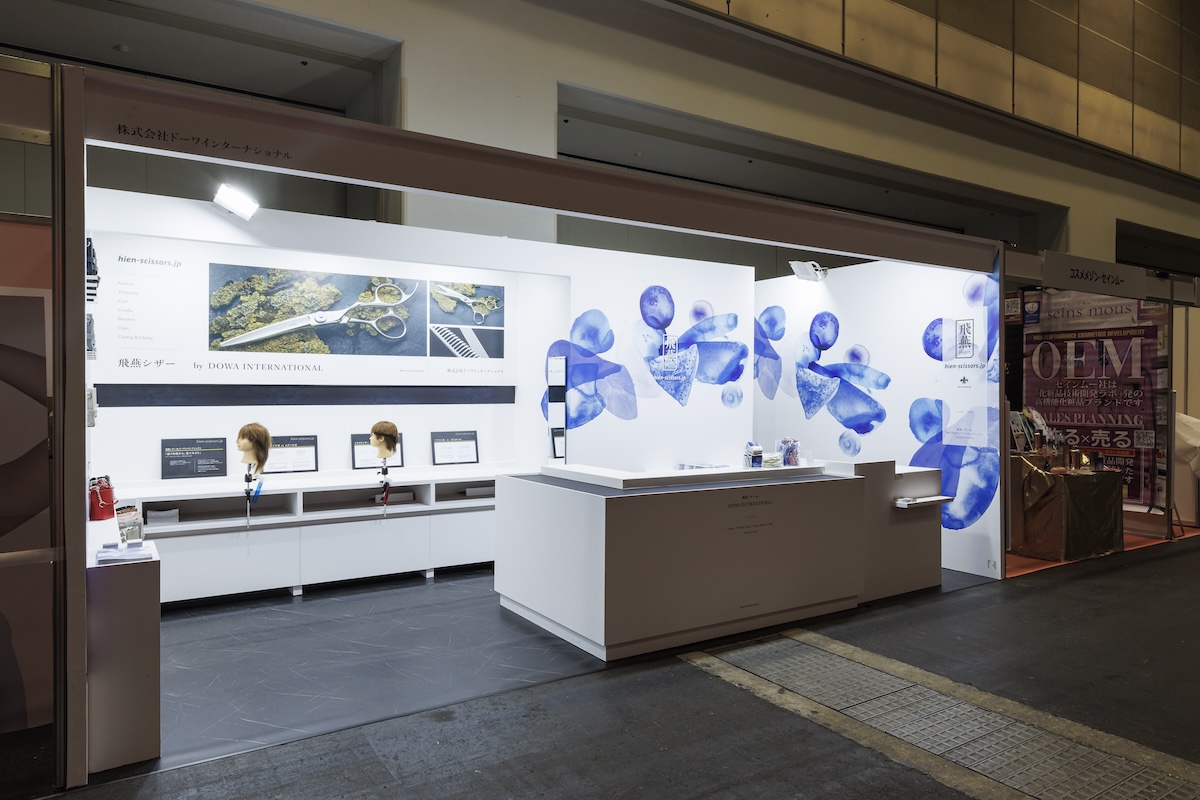 商品パッケージの鮮やかな青の意匠をグラフィックに活用