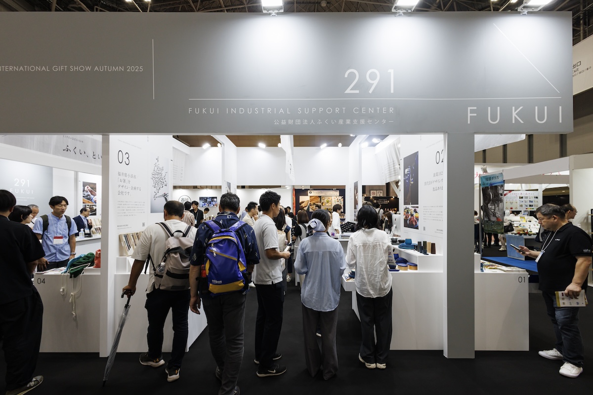 集合ブースのインフォメーションカウンターは、スタッフの待機場所を兼ねてブースの一番奥に設置