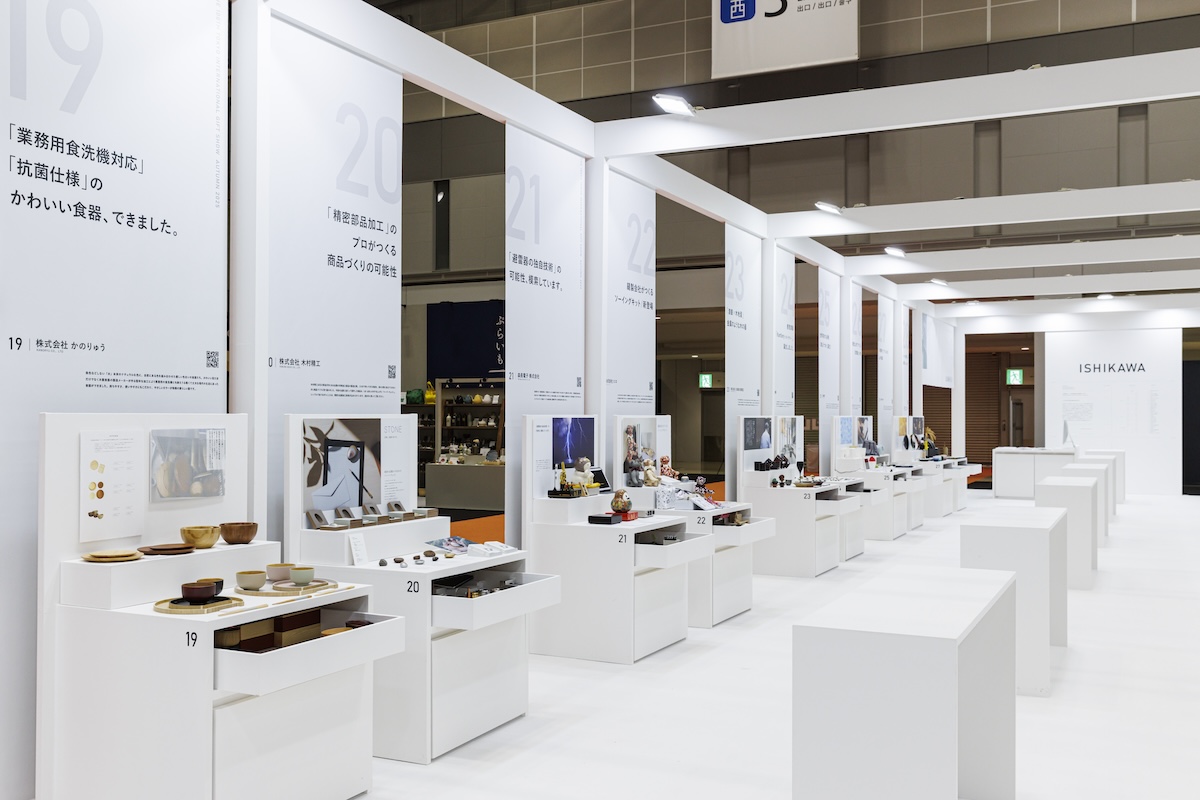 タペストリー、引き出し付き展示台が整然と