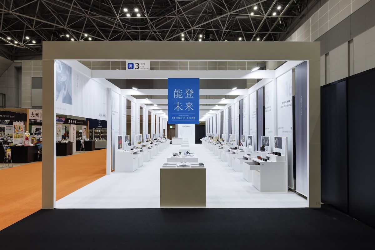 ブースの向かって右側には「能登未来」のタペストリー