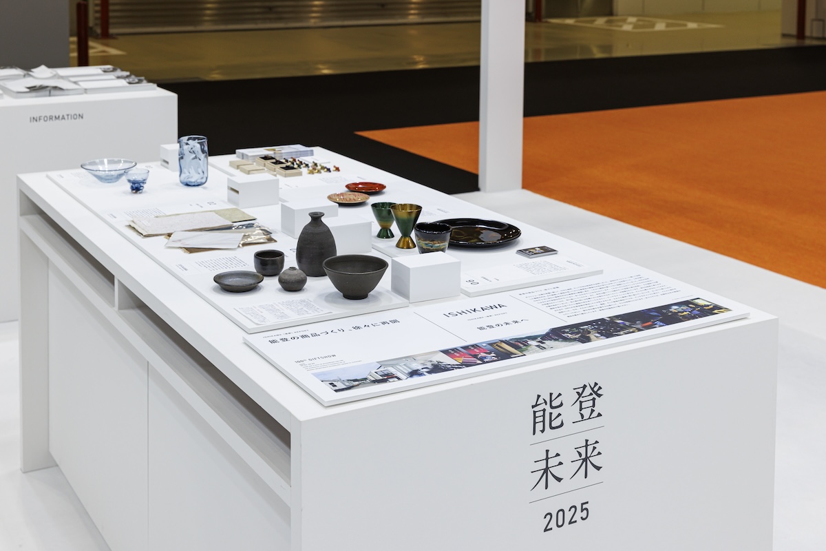 「能登未来」の展示台には複数の事業者の商品を展示