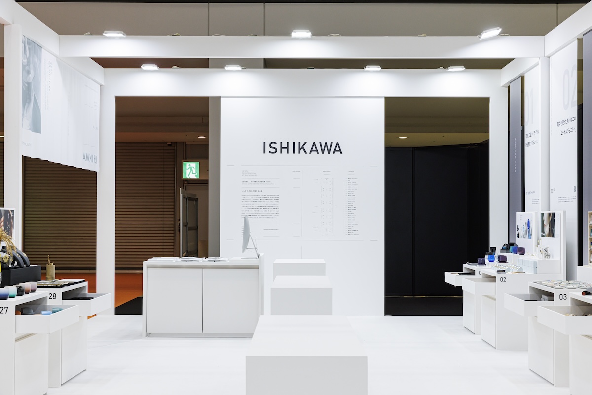 ブースに向かって左には「ISHIKAWA」を表記した壁を立てました