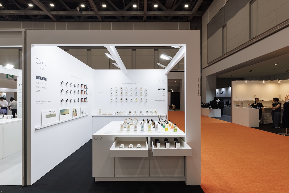 展示台の引き出しを通路側に向けて置き、引き出し内の商品も目を引く