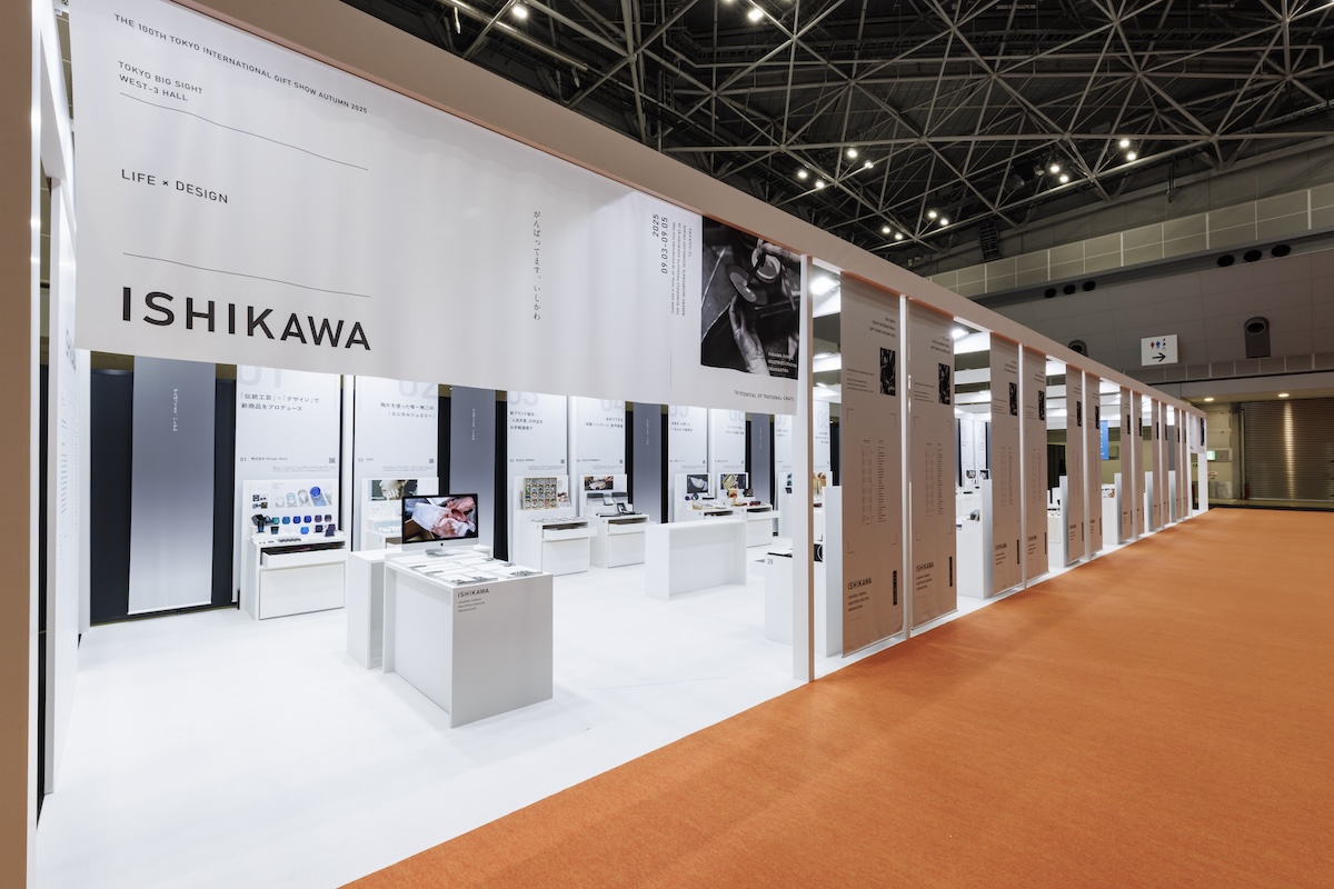 横長のタペストリーをのれん型の看板に