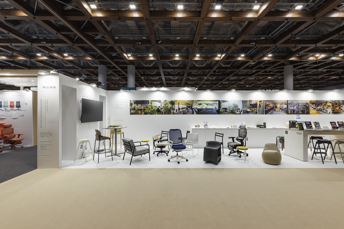 LOUNGEに置かれたデザインチェアはメーカー提供