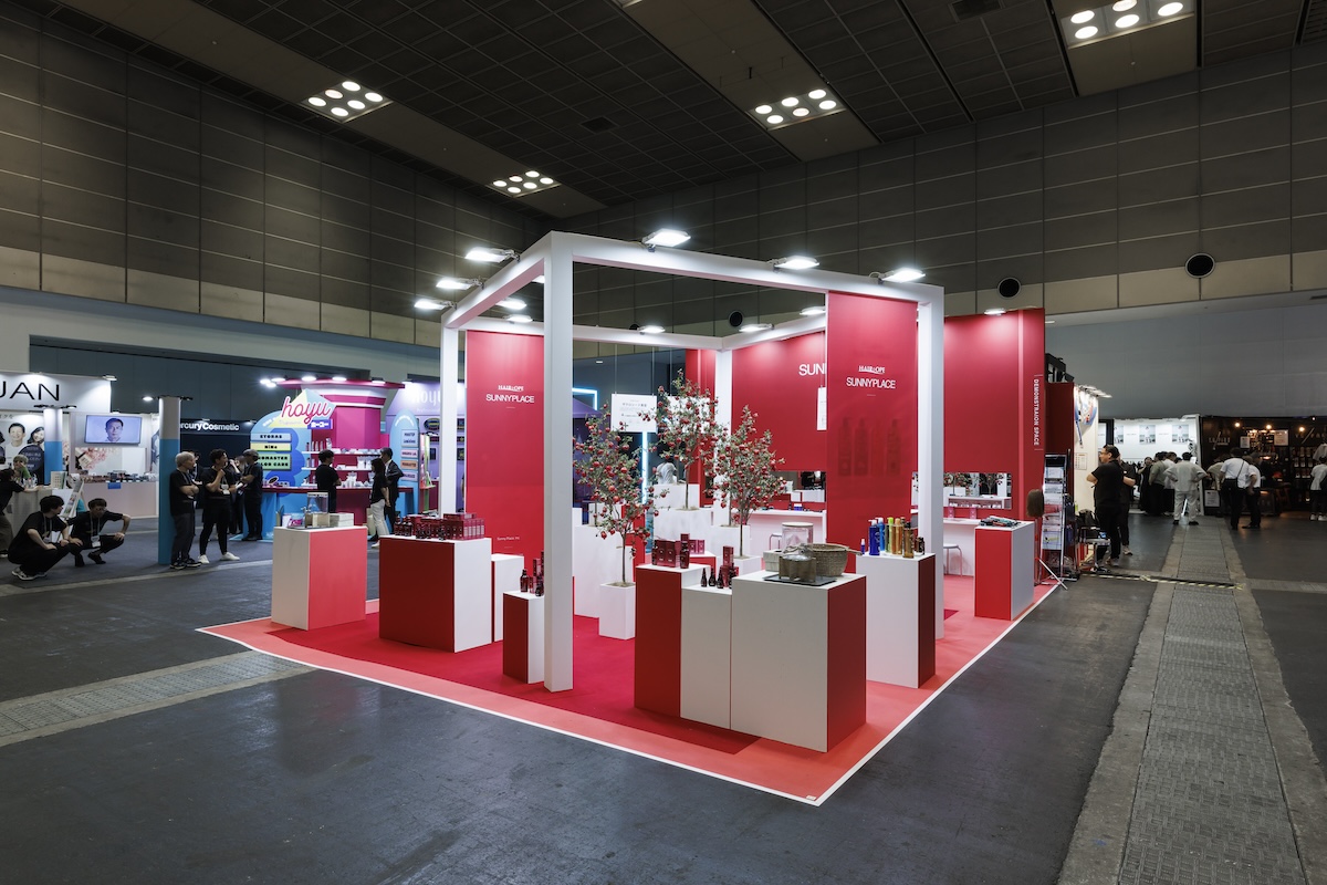 ブースの角にはザクロのジュースサーバー