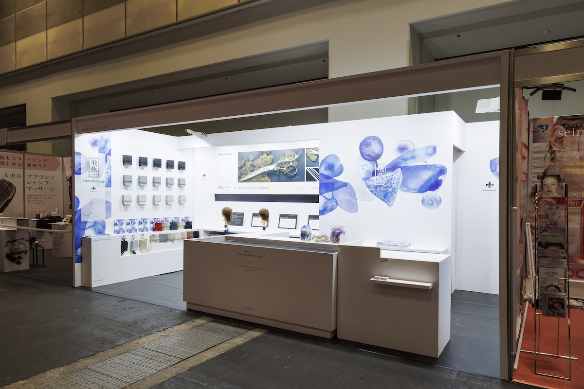 デザイン性を重視して、立体の凝った展示ブースに