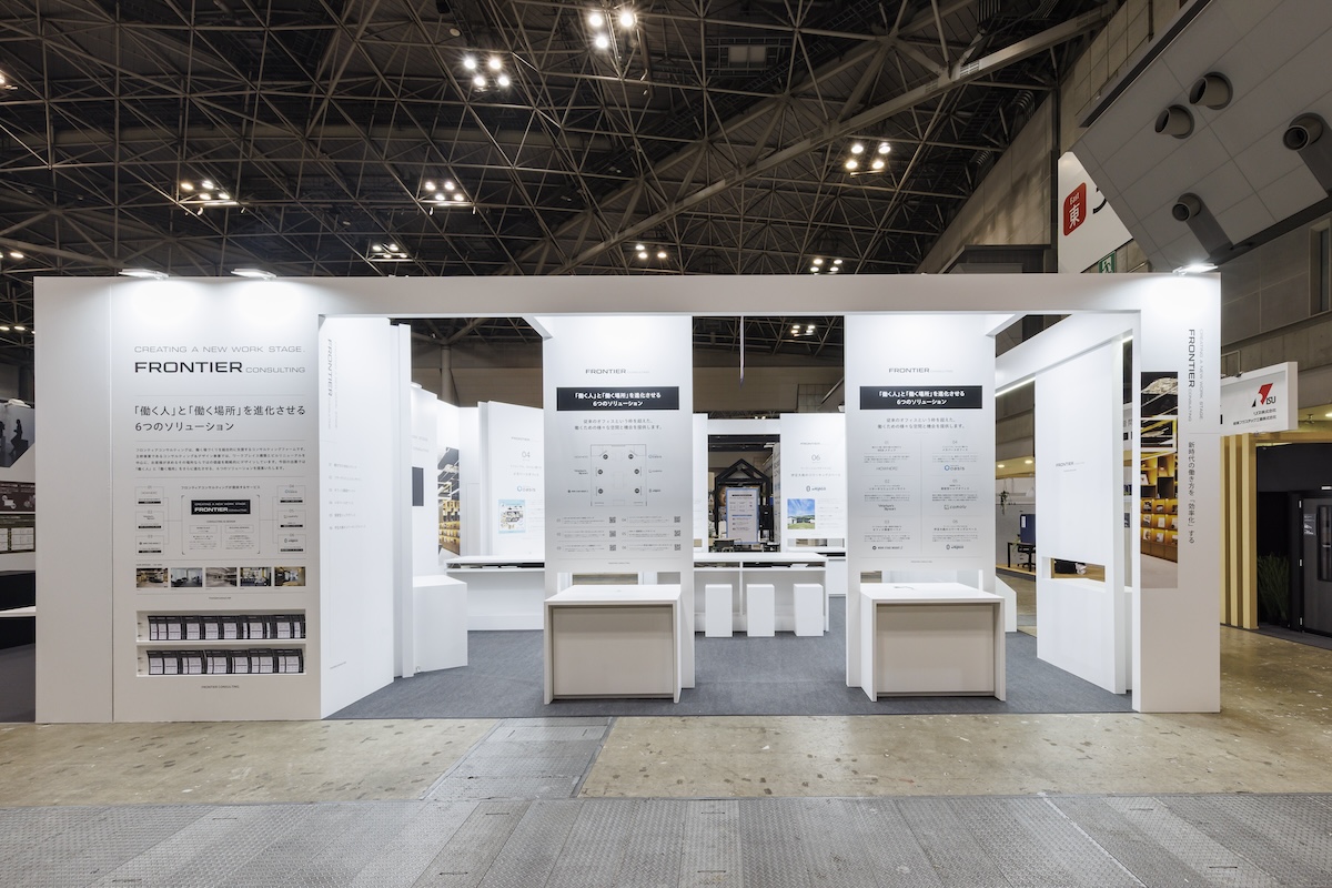 隣のブース側にはストックヤードを兼ねた壁