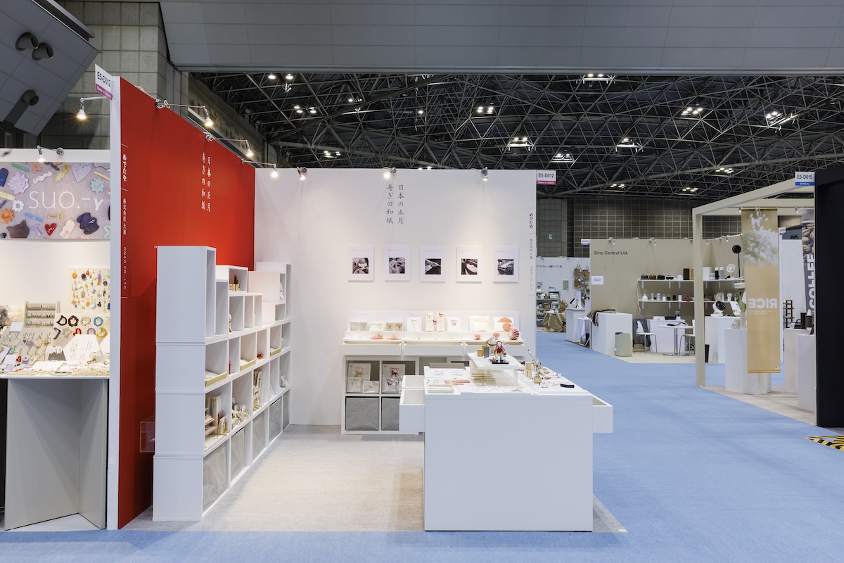 紅白の壁面で「日本の正月」を演出