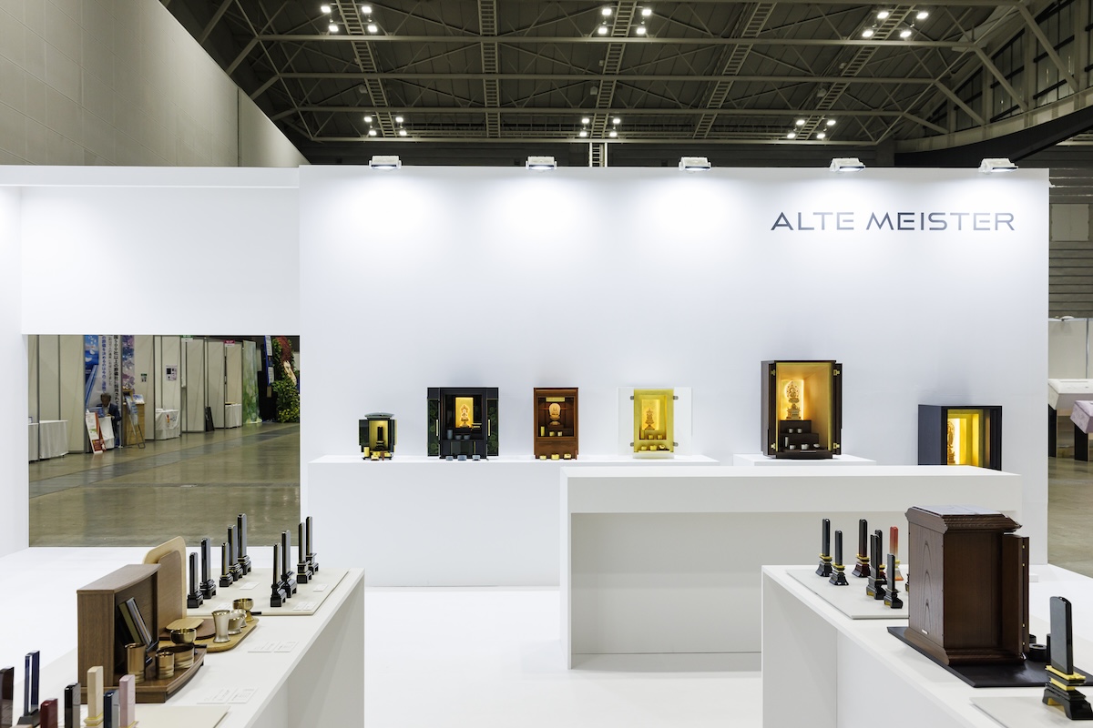 仏壇は点灯するので配線を壁面や展示台の下に