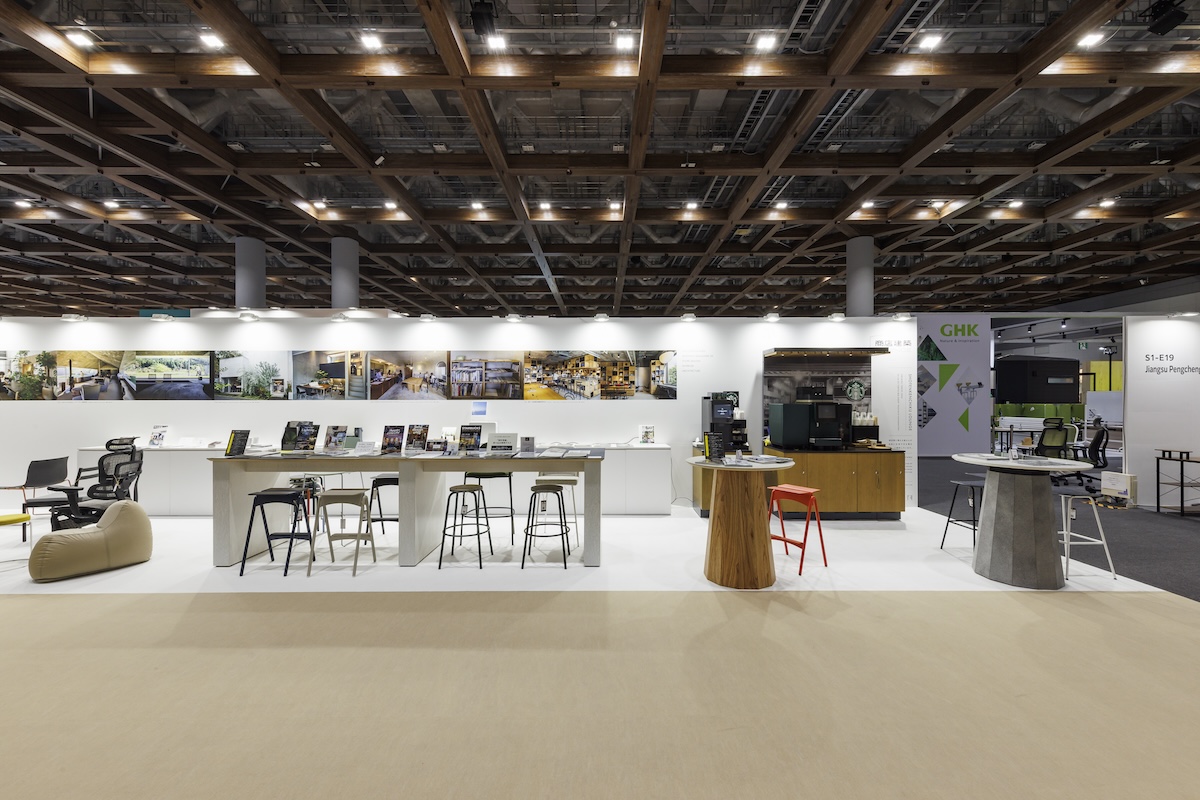 中央の長テーブルには『商店建築』のバックナンバー