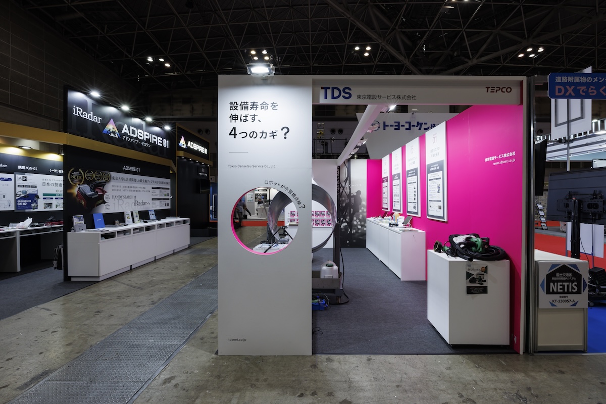 来場者の動きに合わせて側面にもテーマを提示