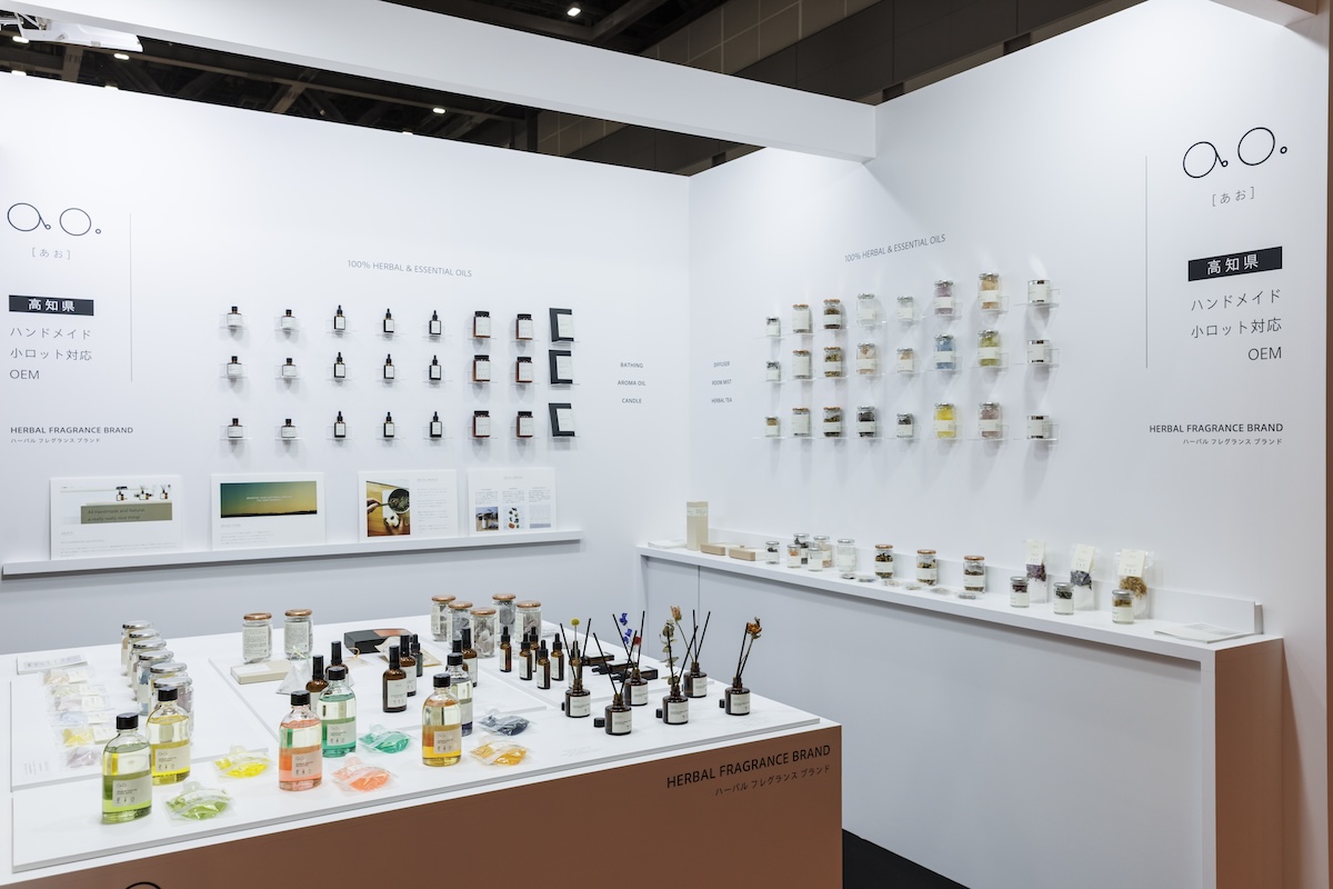 2本の梁から展示台や壁面を照明