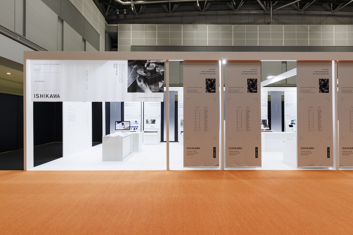 縦長のタペストリーの会場通路側のデザインは統一