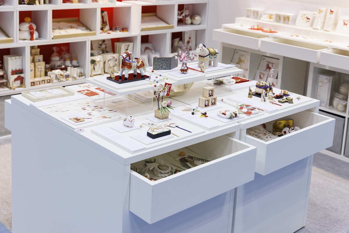 細々とした和紙小物は白板を活用してディスプレイ