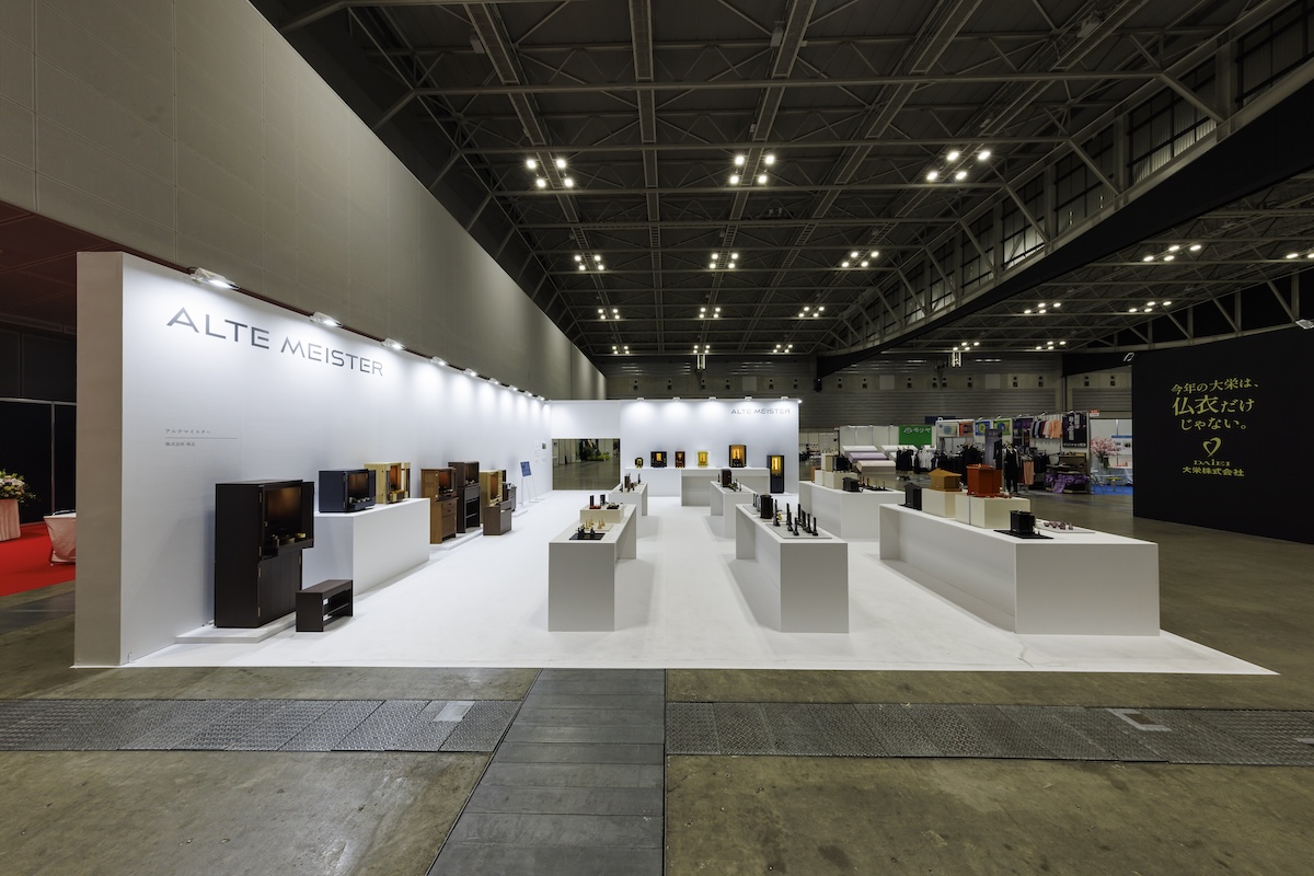 高さのある仏壇も白板を敷いて設置