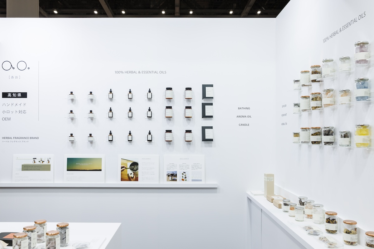 「L字アクリル小棚」でガラス瓶を壁面に展示