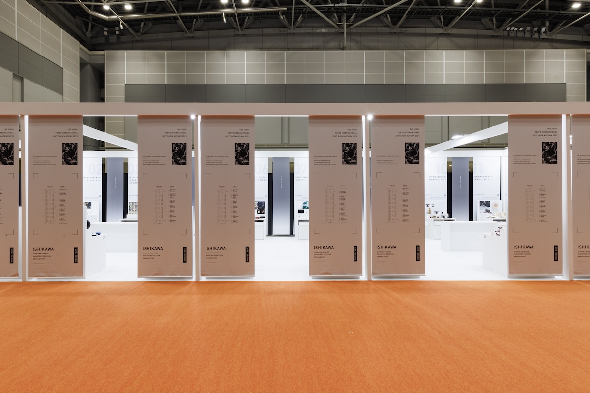 縦長のタペストリーの合間からもブースに出入りが可能