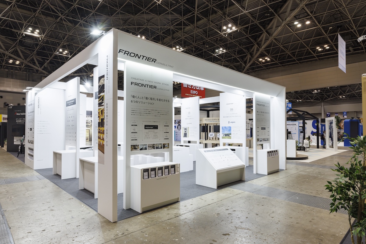 通路に面して壁を設け資料を提示