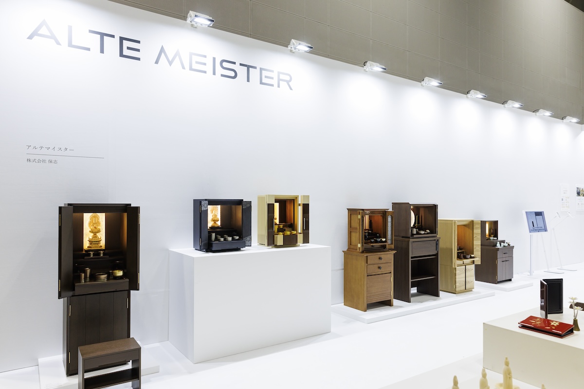 社名のみのシンプルな壁面グラフィック